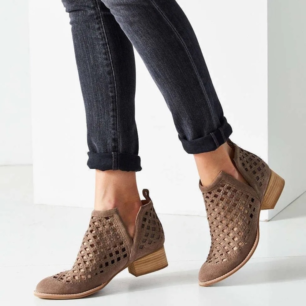 Jeffrey Campbell Taggart Cutout Leather Booties Size 7.5
Taupe Ankle Western